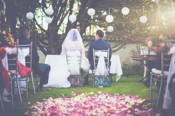 pide and groom having wedding ceremony