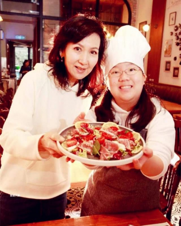 61岁女星收养「有缺陷女儿」 陪她从死神面前来回