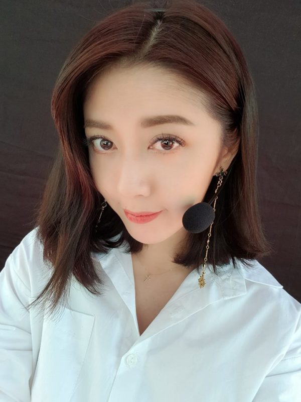 韩瑜大方晒与「亲妹妹」的合照,网友们直呼:「两姊妹都是美女!」